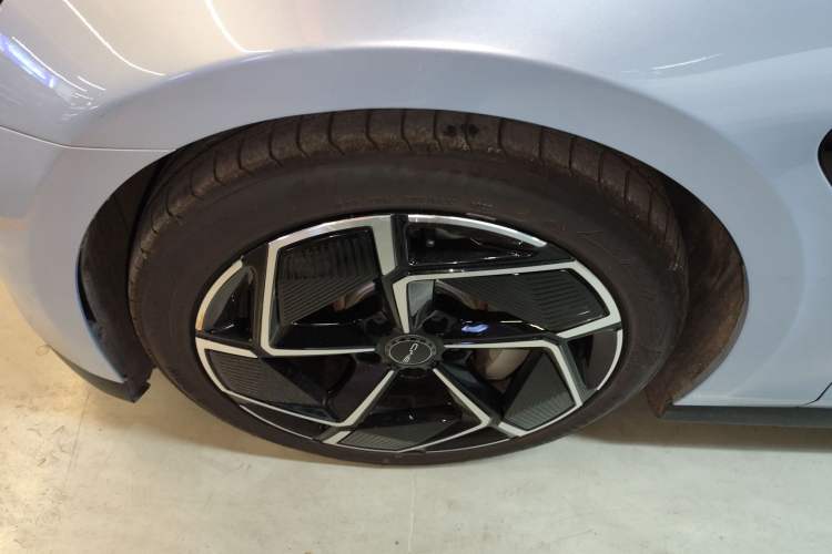 Used BYD Seal 2022 700 km Long-Range Rear-Wheel-Drive Version Left Front Wheel Hub