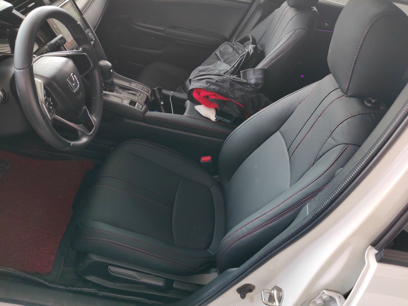 Переднее сиденье в автомобиле