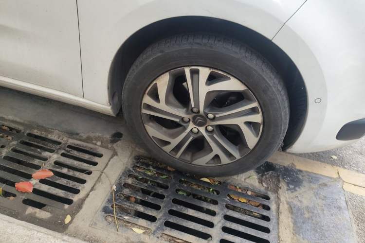 Used Citroen C4 Picasso 2015 1.6T Luxury 5-Seat Model Right Front Wheel Hub