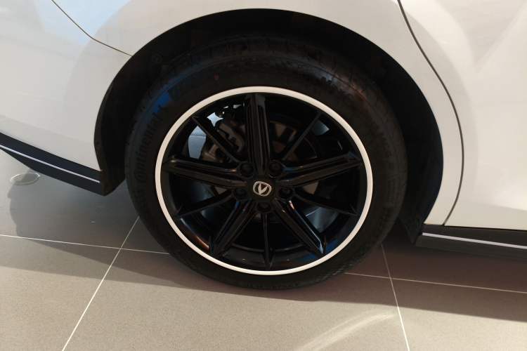 Used CHANGAN UNI-V 2022 1.5T Prestige Version Right Rear Wheel Hub