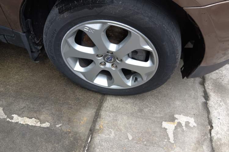 Used Volvo XC60 2011 2.0T ZhiZun Edition Right Front Wheel Hub