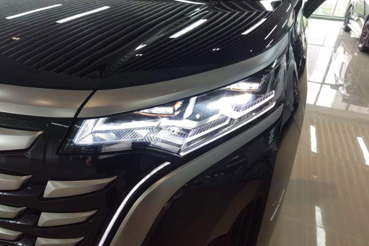 Used Denza D9 2024 DM-i 980 Four-Wheel Drive Flagship Model Left Front Headlight