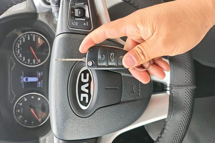 Used JAC Refine M4 2016 2.0L Manual Luxury Version