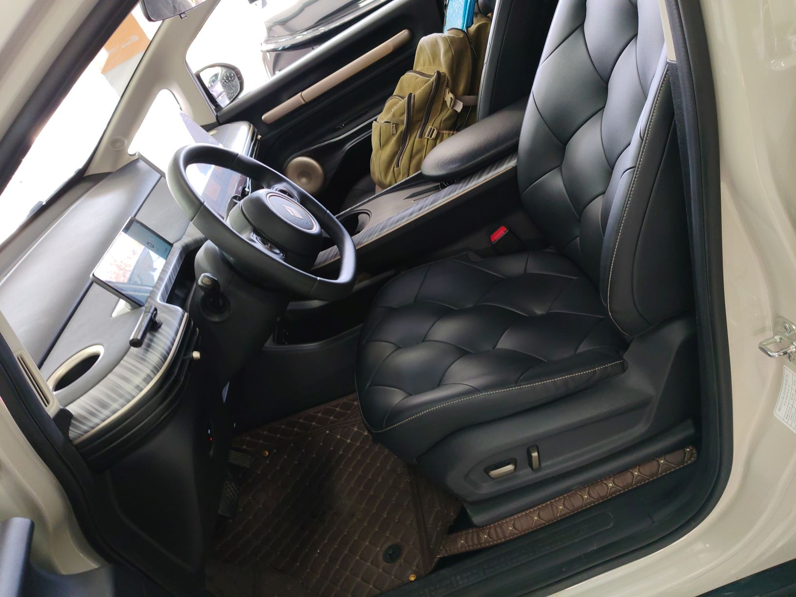 Переднее сиденье в автомобиле