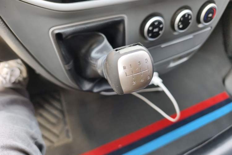 Used SAIC MAXUS Xintu V80 2019 2.5T Classic Model 6-Speed Manual Aotong Long Wheelbase Mid-Height 7-Seater