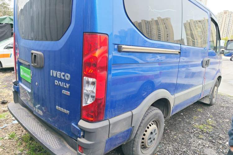 Used Iveco Eurocargo 2018 2.3T Short-Wheelbase Low-Roof Multi-Purpose Van with Side Sliding Door F1A