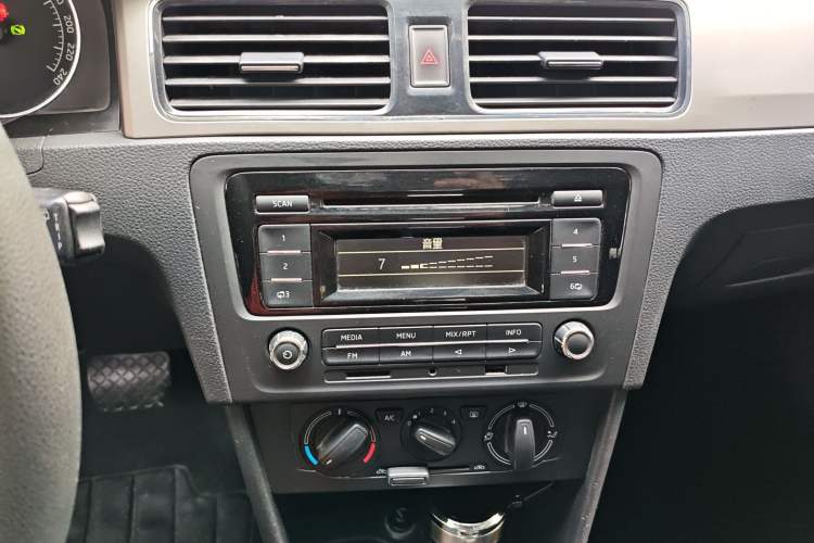 Used Skoda Rapid Spaceback 2014 1.6L Automatic Enjoyment Edition Audio And AC Panel