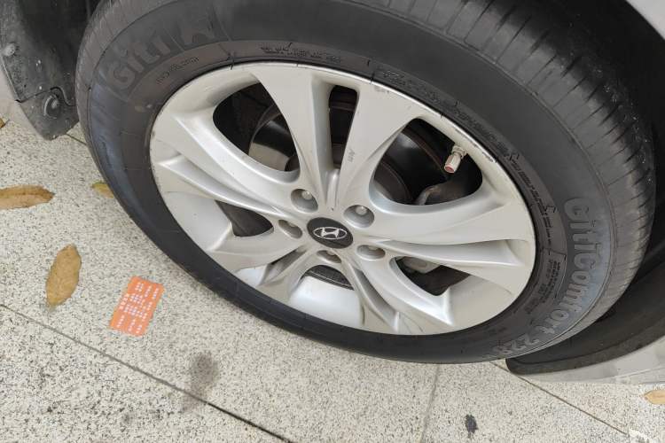 Used Hyundai Sonata 2011 2.0L Automatic Leading Edition Right Front Wheel Hub