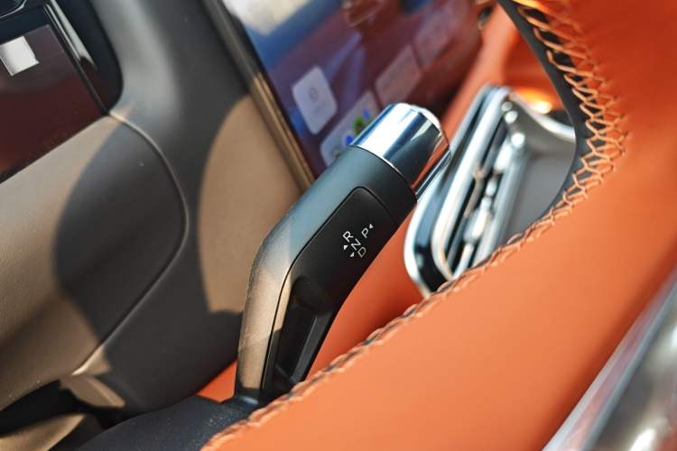 Used Geely Galaxy M9 2025 Model 230km Two-Wheel-Drive Smart Navigation Edition Gear Lever