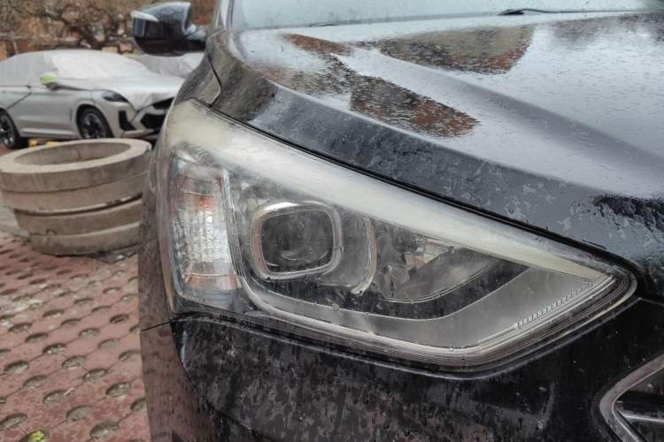 Used Hyundai Santa Fe 2013 2.4L Automatic 4x4 Prestige Edition Right Front Headlight