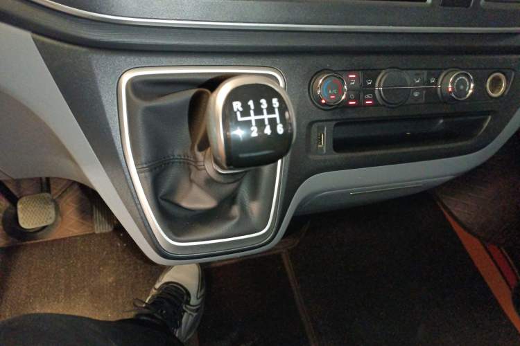 Used SAIC MAXUS Xintu V80 2023 2.0T Manual Classic Aoyuntong Power Version Short Wheelbase Mid-Height 5/6-Seater