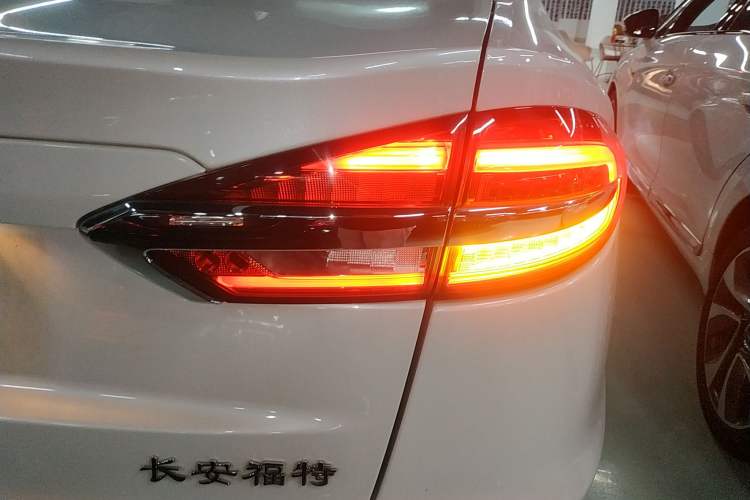 Used Ford Mondeo New Energy 2018 2.0 PHEV Smart-Controlled Fashion Edition China VI Standard Right Rear Taillight