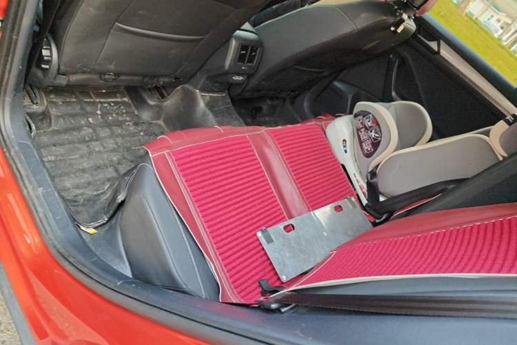 Used Volkswagen T-ROC 2018 230TSI DSG Two-Wheel Drive Advanced Version China V Standard Left Rear Seat