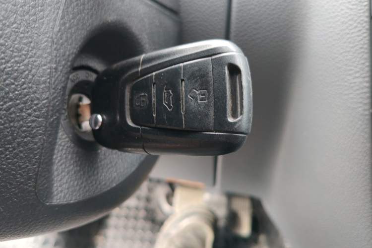 Used SAIC MAXUS Xintu V80 2023 2.0T AMT Classic Aoyuntong Short Wheelbase Ultra-Low Roof 5/6-Seater
