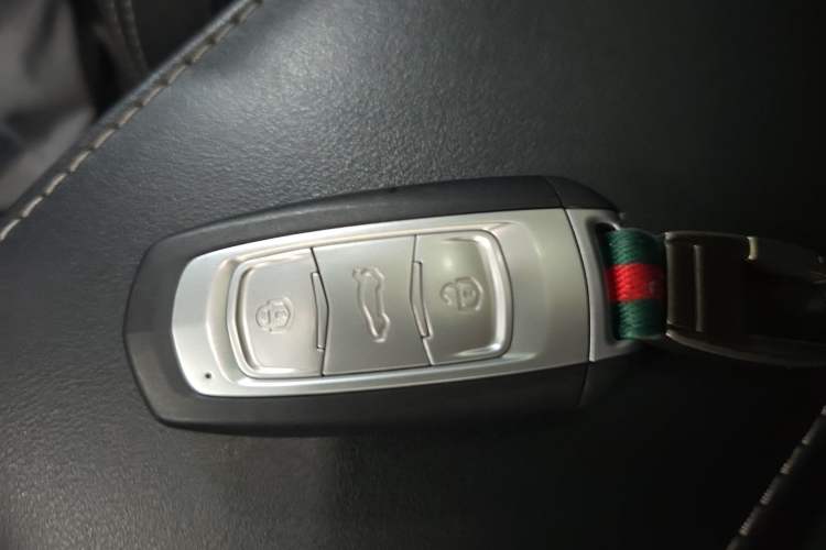 Used Geely Auto Emgrand X7 Sport 2018 1.8TD Automatic Two-Wheel Drive Smart Connect 4G Internet Edition Vehicle Key