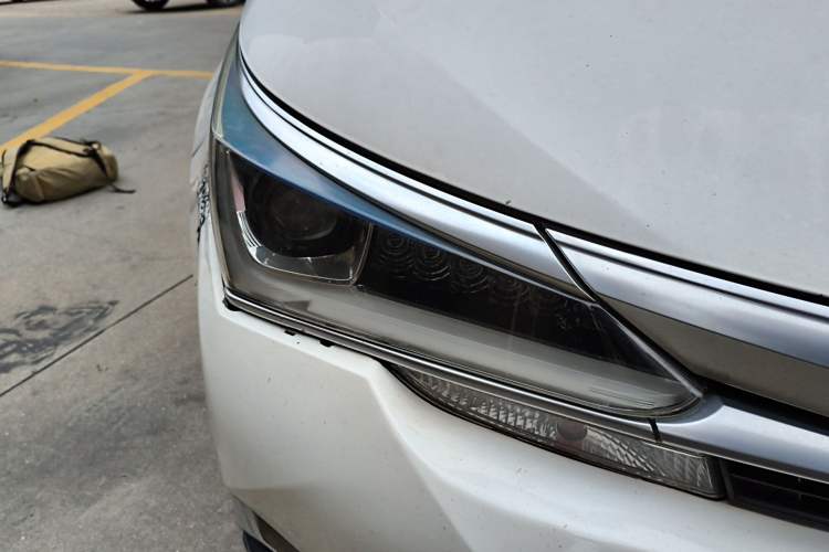 Used Toyota Corolla 2017 Revised Dual-Engine 1.8L E-CVT Elite Edition Right Front Headlight