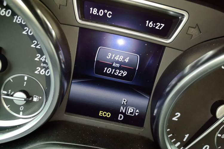 Used Mercedes-Benz M-Class 2014 ML 400 4MATIC Luxury Model Odometer Close Up