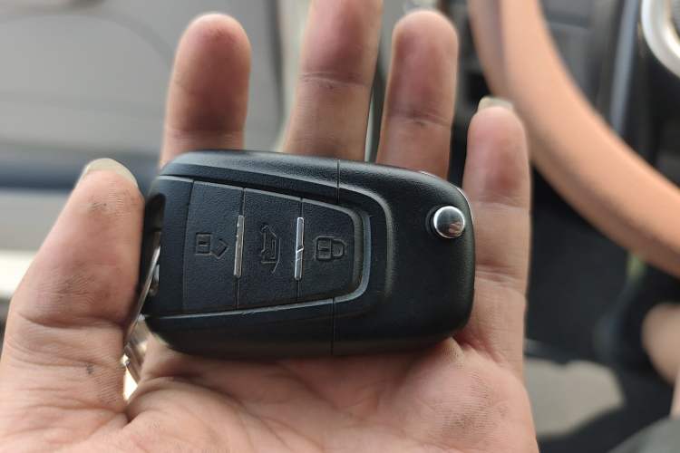 Used SAIC MAXUS Xintu V80 2021 2.0T AMT Classic Aoyuntong Short Wheelbase Mid-Roof 5/6-Seater
