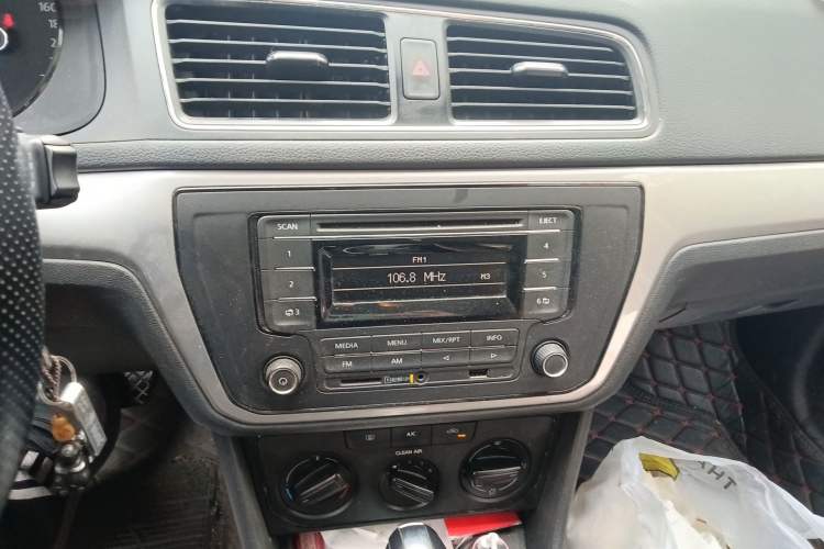 Used Volkswagen Gran Lavida 2015 1.6L Automatic Fashion Edition Audio And AC Panel