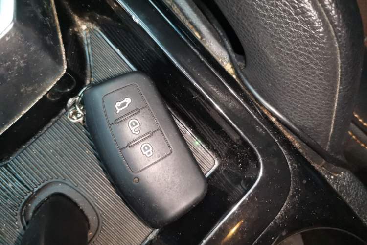 Used JMC Yusheng S350 2016 2.0T Automatic Two-Wheel Drive Gasoline Luxury Version with Sunroof 5 Seats
