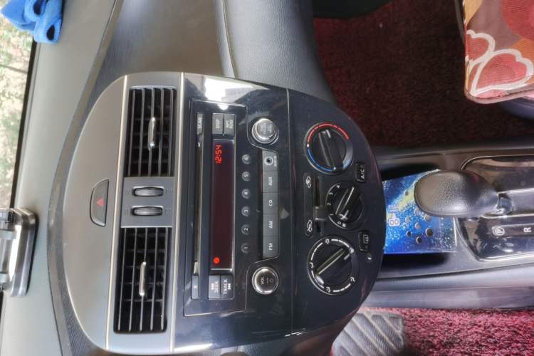 Used Nissan Tiida 2013 1.6L CVT Cool Cafe Edition
