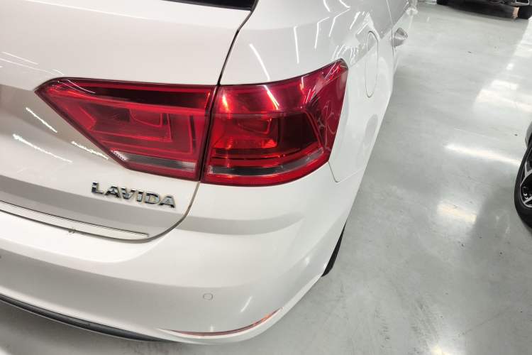 Used Volkswagen Gran Lavida 2015 1.6L Automatic Fashion Edition Right Rear Taillight