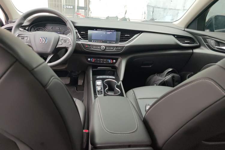 Used Buick Regal 2024 Revised 25T Ultra-Comfort Edition Audio And AC Panel