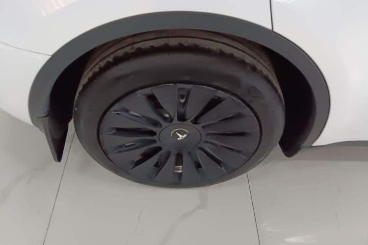 Used Tesla Model Y 2021 Standard Range Rear-Wheel Drive Version Right Rear Wheel Hub