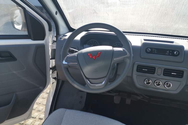 Used Wuling Yangguang 2024 300KM Comfort Version Passenger Van 75kW
