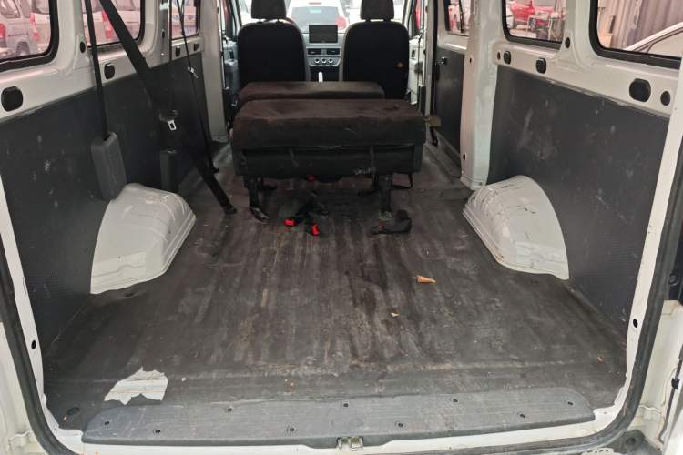 Used Wuling Yangguang 2024 300km Comfort-Grade Passenger Van 60kW