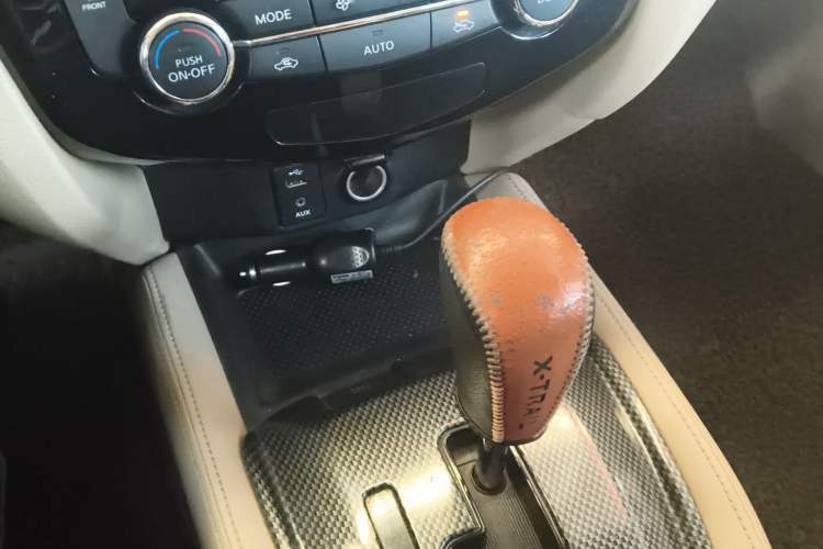 Used Nissan X-Trail 2014 2.0L CVT Comfort Edition 2WD Gear Lever