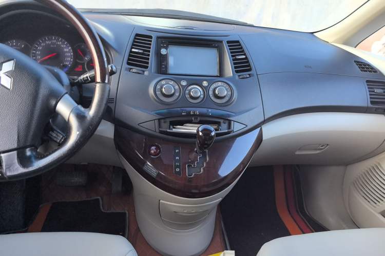 Used Mitsubishi Grandis 2009 2.4 6-Seater Elite Edition Audio And AC Panel