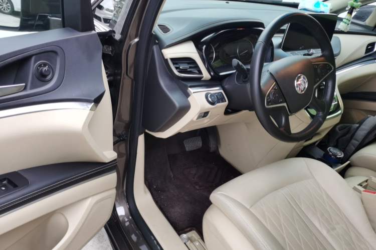 Used Buick GL8 2023 Facelifted Land Cruiser Executive Luxury Version