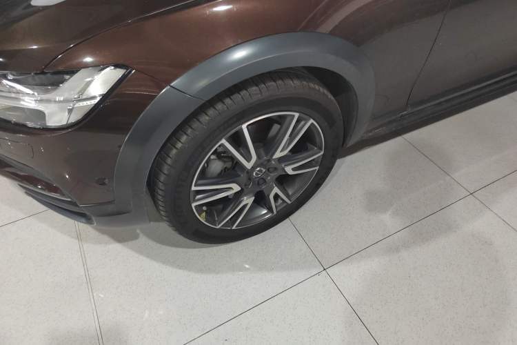 Used Volvo V90 2017 Cross Country T5 AWD Prestige Edition Left Front Wheel Hub