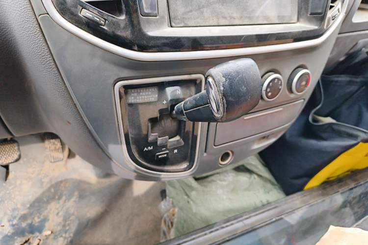 Used SAIC MAXUS Xintu V80 2019 2.5T Classic AMT Aoyuntong Facelifted Short-Wheelbase Mid-Roof 5/6-Seater