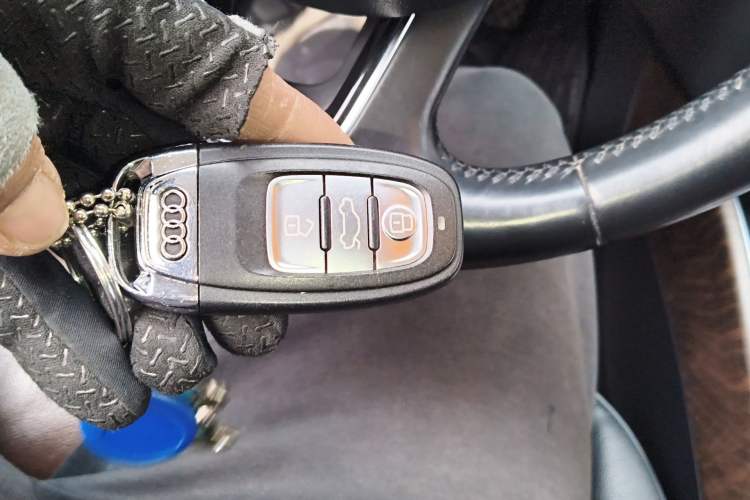 Used Audi Q5 2016 40 TFSI Comfort Model Vehicle Key