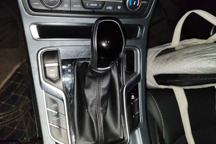 Used Geely Auto Emgrand 2019 Leading Edition 1.5L CVT Luxury Model China VI Standard Gear Lever