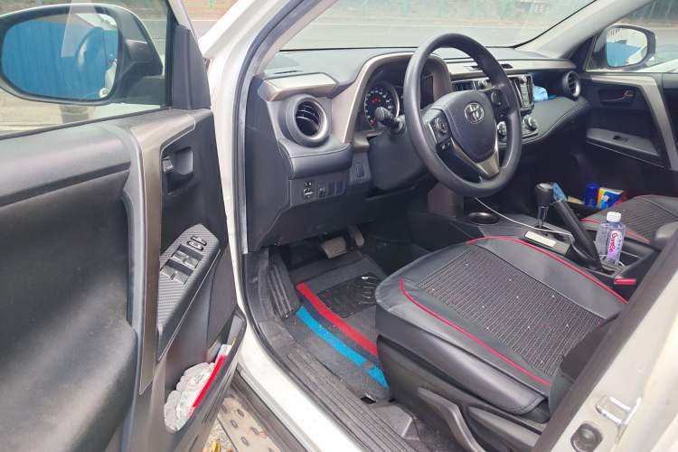 Used Toyota RAV4 2016 2.0L CVT Two-Wheel Drive Fashion Edition China V Standard
