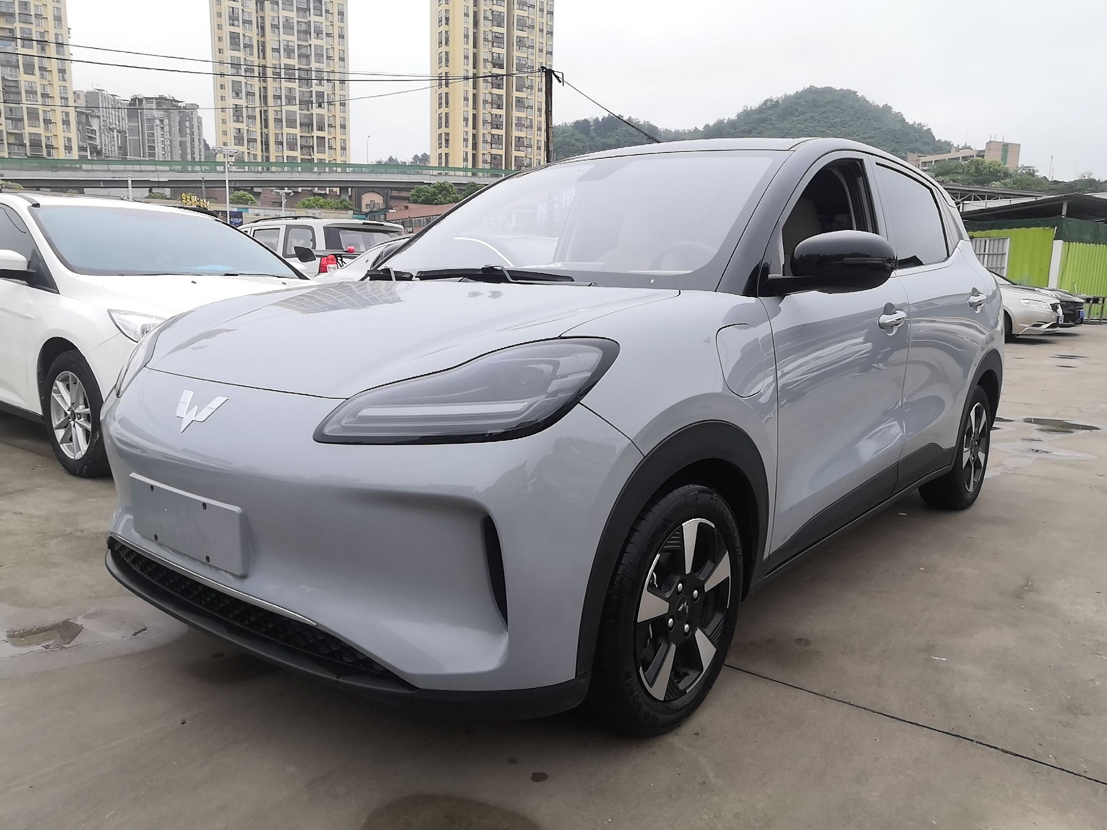 Под передней частью автомобиля