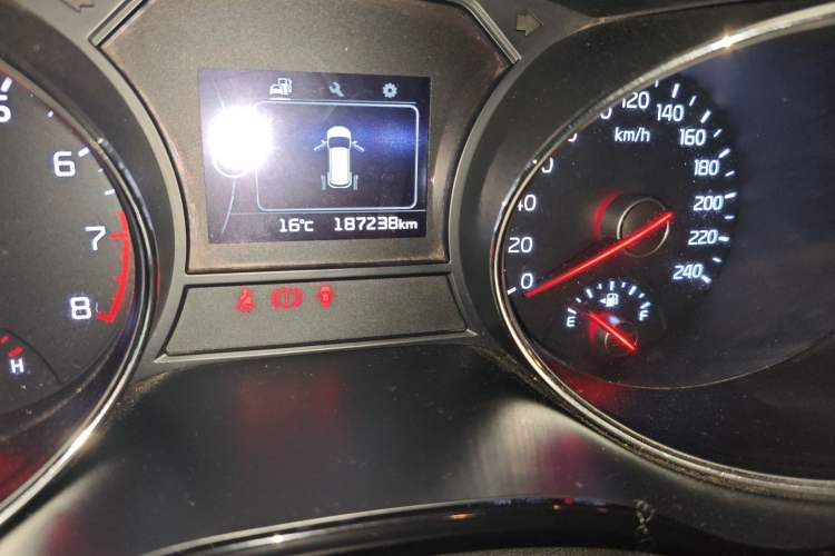 Used Kia Carnival 2015 3.3 GDI Luxury Edition China IV Standard Odometer Close Up