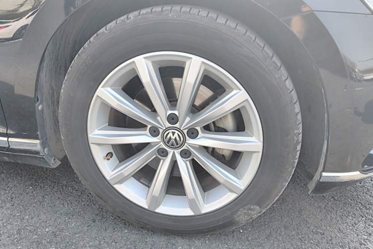 Used Volkswagen Magotan 2018 330TSI DSG Advanced Model Right Front Wheel Hub