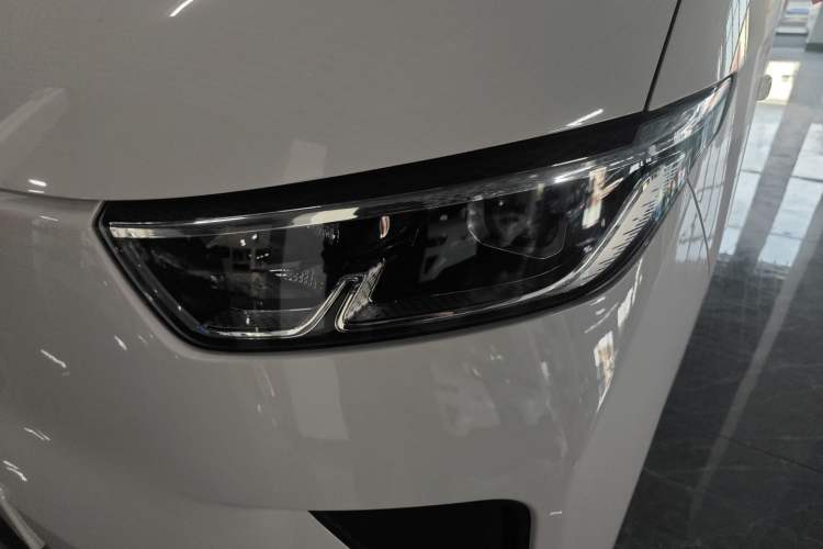 Used Wuling Yangguang 2025 Model 310KM Bus Edition—Customized by CATL Left Front Headlight