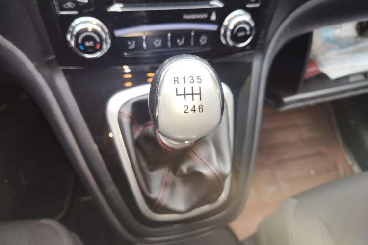 Used Haval H6 2014 Upgraded Model 2.0T Diesel Manual Two-Wheel Drive Urban Version