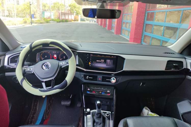 Used Volkswagen Tayron 2021 330TSI Two-Wheel-Drive 3rd Anniversary Limited Edition Center Console