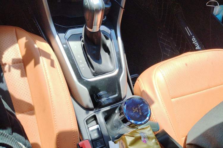 Used Volkswagen T-ROC 2019 230TSI DSG Two-Wheel-Drive Advanced Version China VI Standard Gear Lever