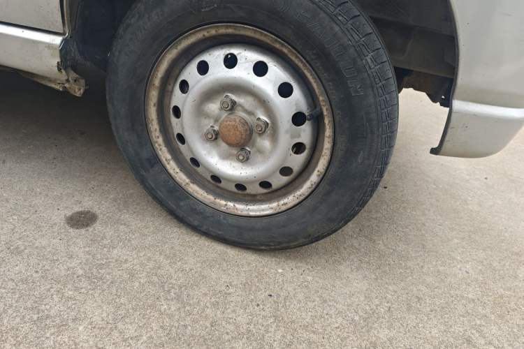 Used Wuling Zhiguang 2010 1.0L New Edition Practical Version with Extended Body L2Y Right Front Wheel Hub