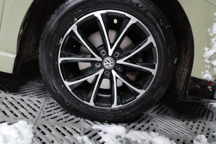 Used Volkswagen Lavida 2017 230TSI DSG Comfort Edition Right Front Wheel Hub
