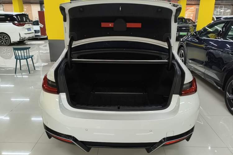 Used BMW i3 2025 eDrive 40 L Midnight Edition Trunk