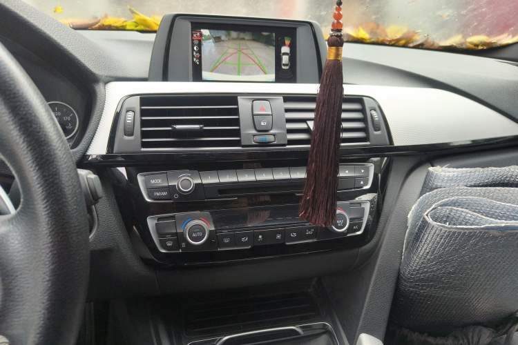 Used BMW 3 Series 2017 320i M Sport Audio And AC Panel