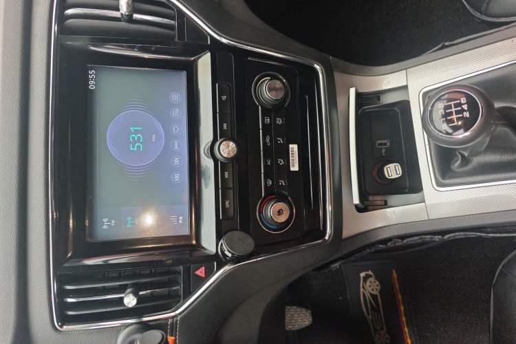 Used Roewe RX5 2016 Revised Version 20T Two-Wheel Drive Manual Transmission Luxury Edition
